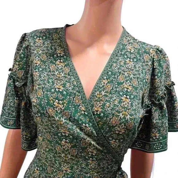 Elegant Floral Wrap Dress with Ruffled Hem - Picture 3 of 7